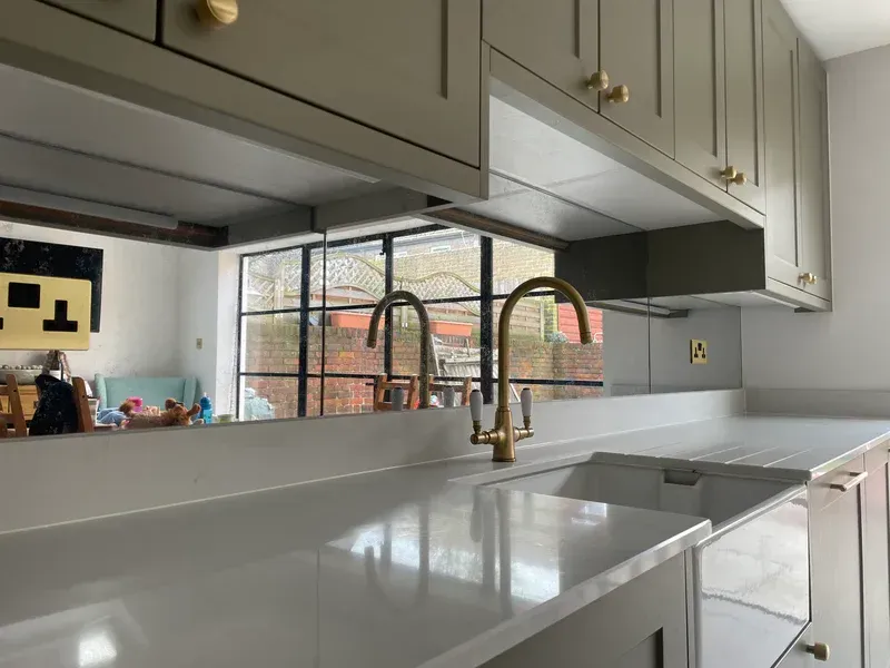 A custom 6mm toughened mirror glass splashback in a kitchen | Creoglass