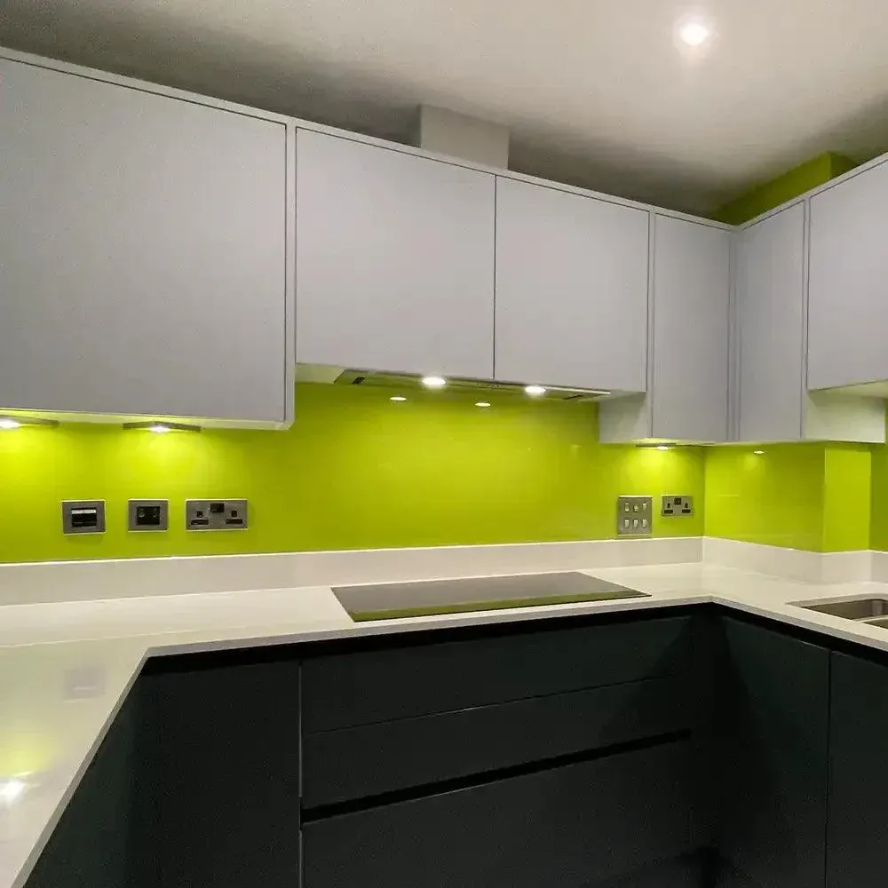 A custom 6mm toughened plain colourglass splashback in a kitchen | Creoglass