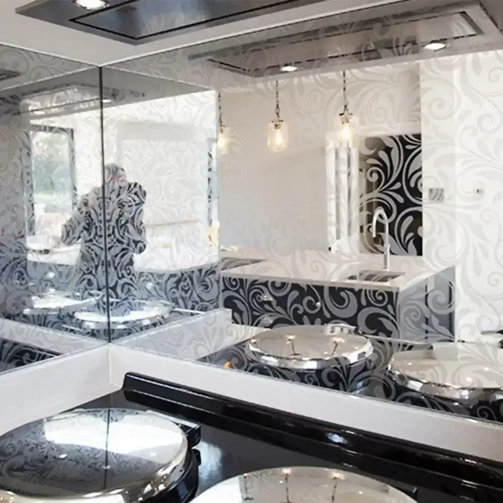 A custom 6mm patterned toughened mirror glass splashback in a kitchen | Creoglass