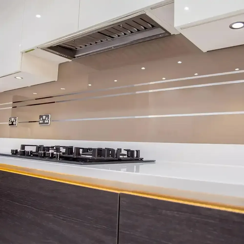 A custom 6mm stripe toughened mirror glass splashback in a kitchen | Creoglass