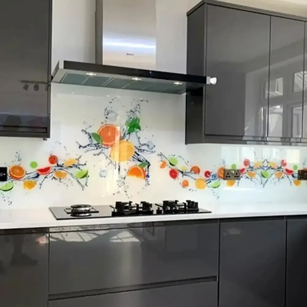 A custom 6mm foodprinted glass splashback in a kitchen | Creoglass