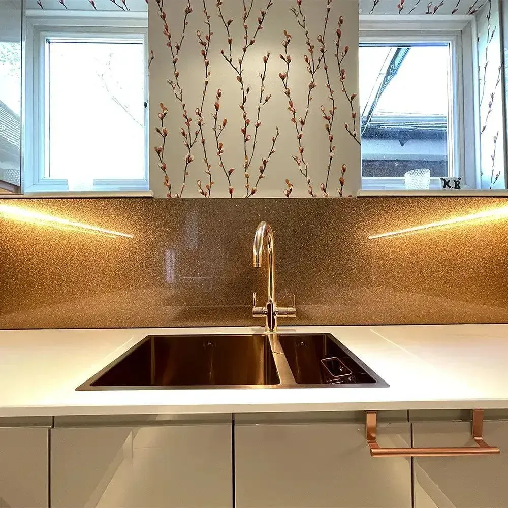 A custom 6mm 100% Fine Sparkle glass splashback in a kitchen | Creoglass