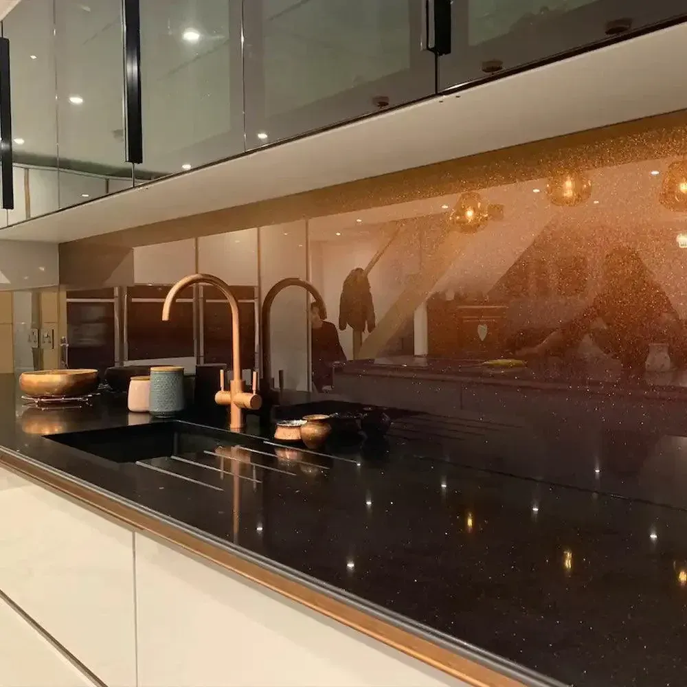 A custom 6mm Gradient Extra glass splashback in a kitchen | Creoglass
