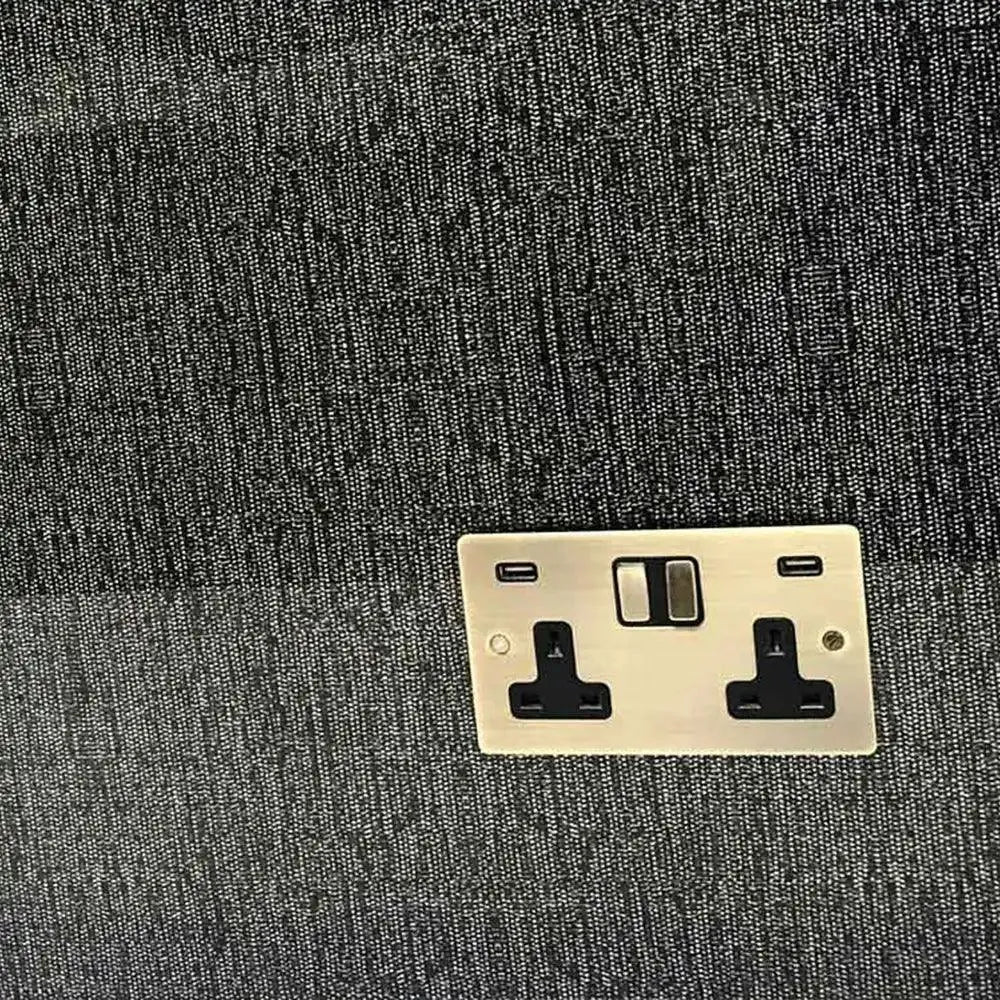 A custom 6mm Italian glass splashback in a kitchen | Creoglass