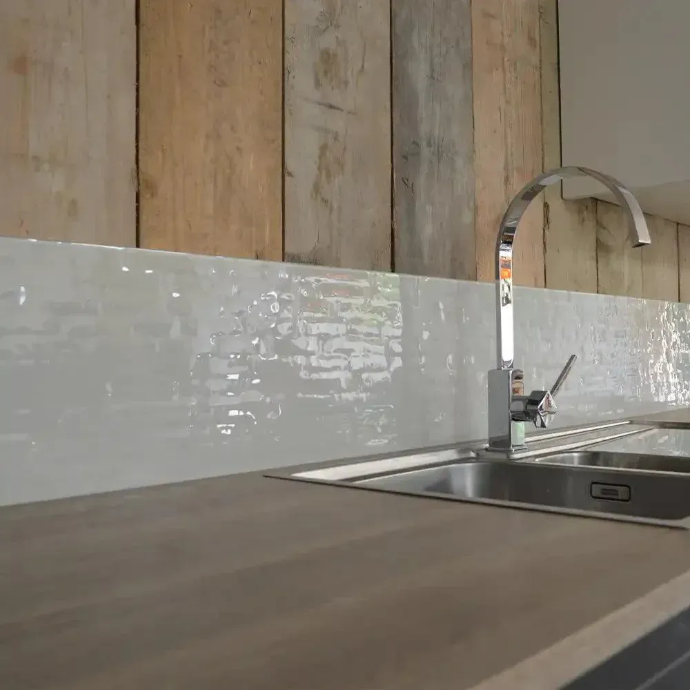 A custom 6mm Kiln glass splashback in a kitchen | Creoglass