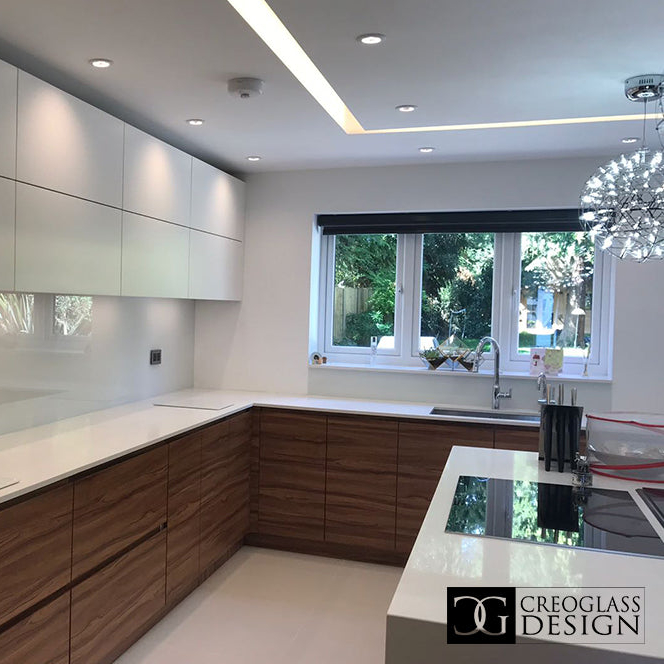 A custom 6mm colour glass splashback in a kitchen | Creoglass