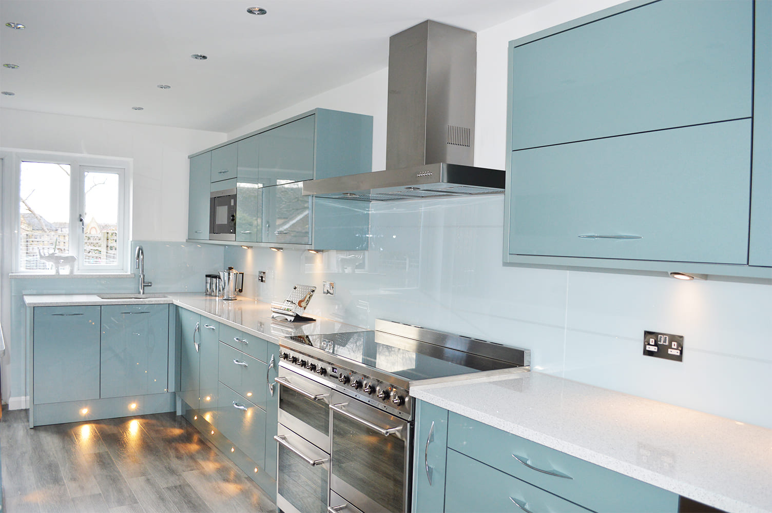 A custom 6mm colour glass splashback in a kitchen | Creoglass