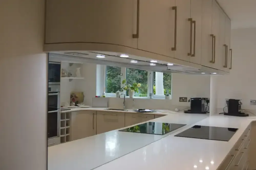 A custom 6mm toughened mirror glass splashback in a kitchen | Creoglass