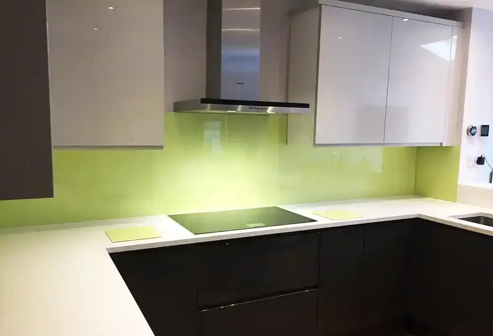 A custom 6mm toughened colour glass splashback in a kitchen | Creoglass