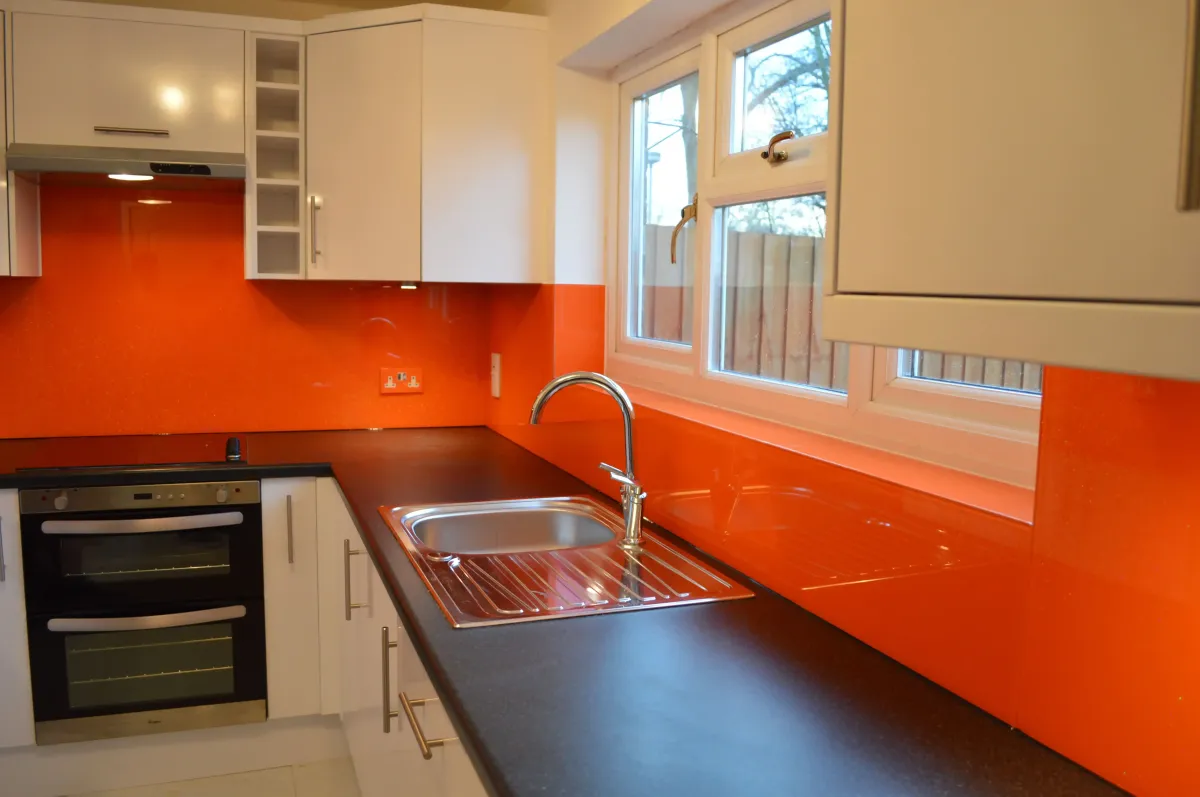A custom 6mm toughened colour glass splashback in a kitchen | Creoglass
