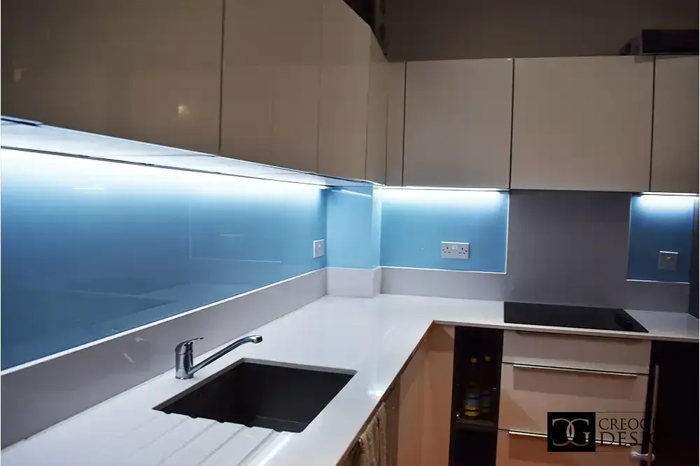 A custom 6mm toughened colour glass splashback in a kitchen | Creoglass
