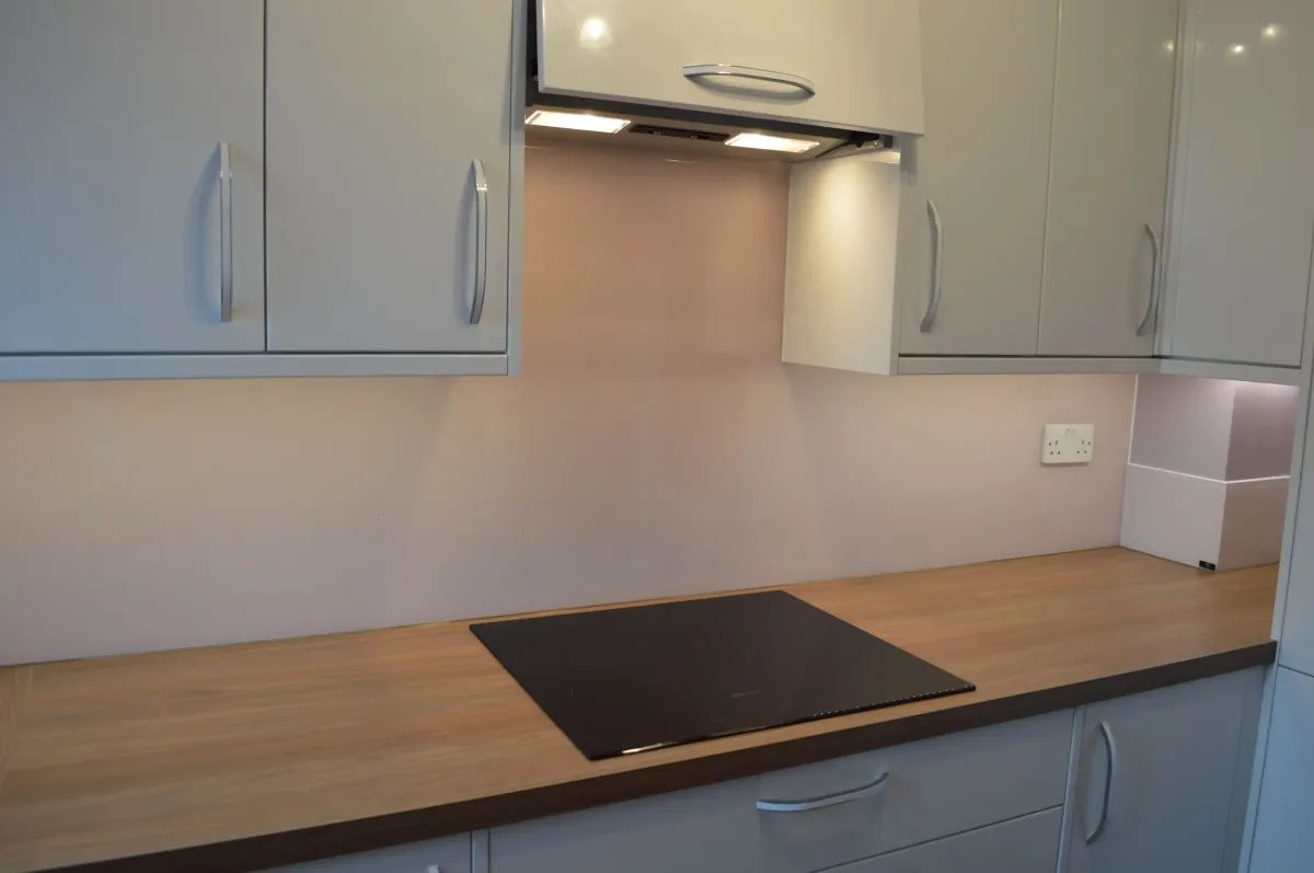 A custom 6mm toughened colour glass splashback in a kitchen | Creoglass