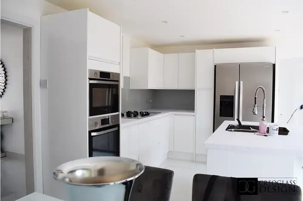 A custom 6mm toughened colour glass splashback in a kitchen | Creoglass