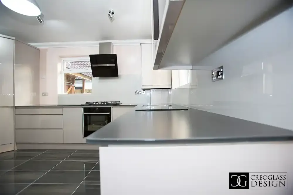 A custom 6mm toughened colour glass splashback in a kitchen | Creoglass