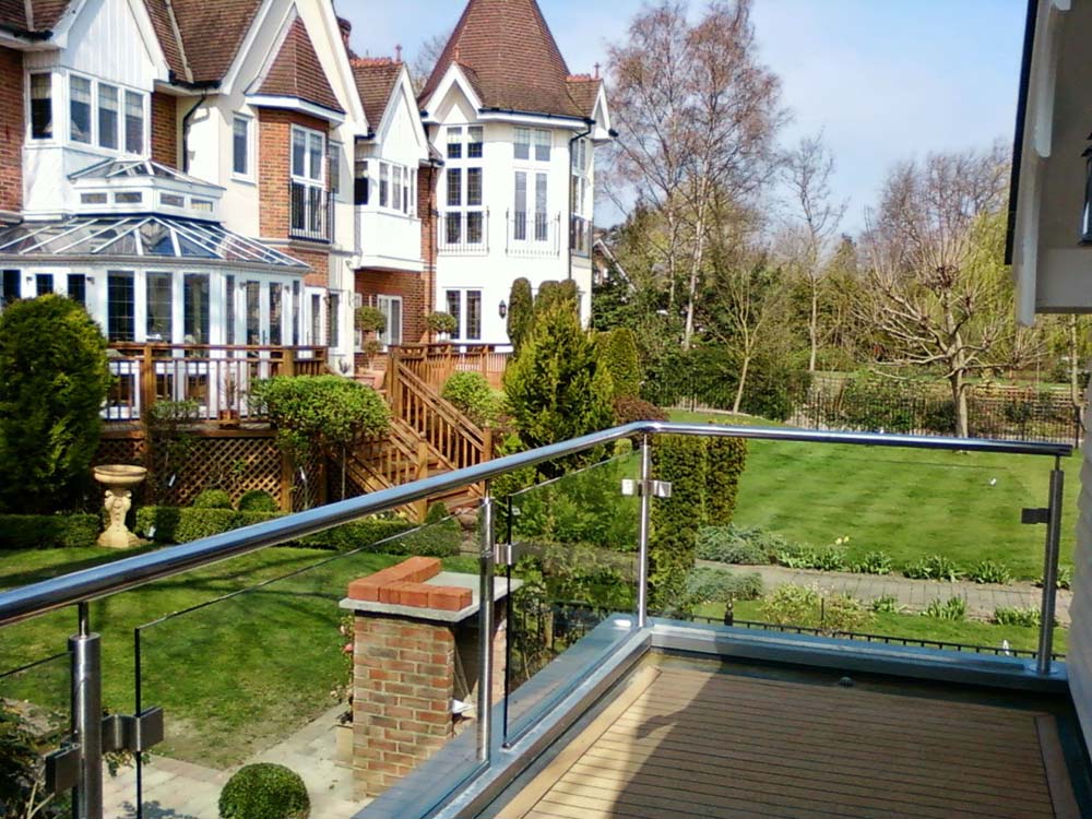 A custom 6mm toughened glitter glass splashback in a kitchen | Creoglass
