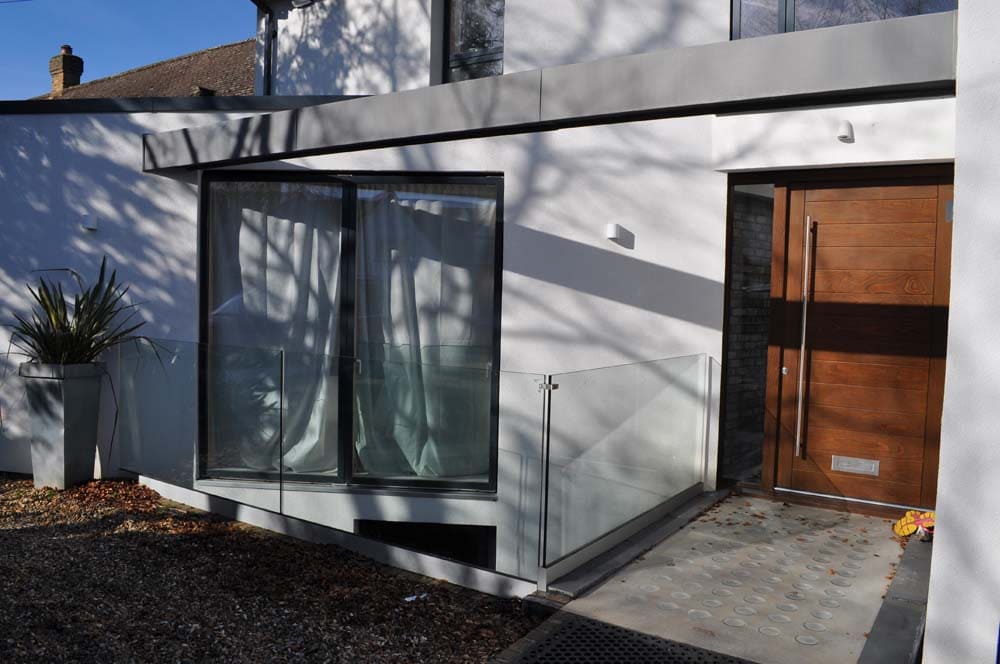 A custom 6mm toughened colour glass splashback in a kitchen | Creoglass