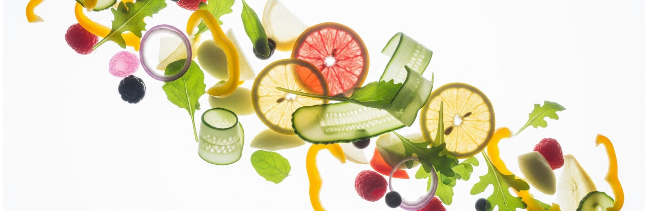 Une femme souriante d’environ 50 ans, cheveux poivre et sel, en tenue de sport pastel, marche dans un parc printanier. L’arrière-plan montre des arbres en fleurs et une lumière douce du matin, évoquant vitalité et renouveau. La composition est lumineuse, naturelle, et inspire confiance et énergie retrouvée.