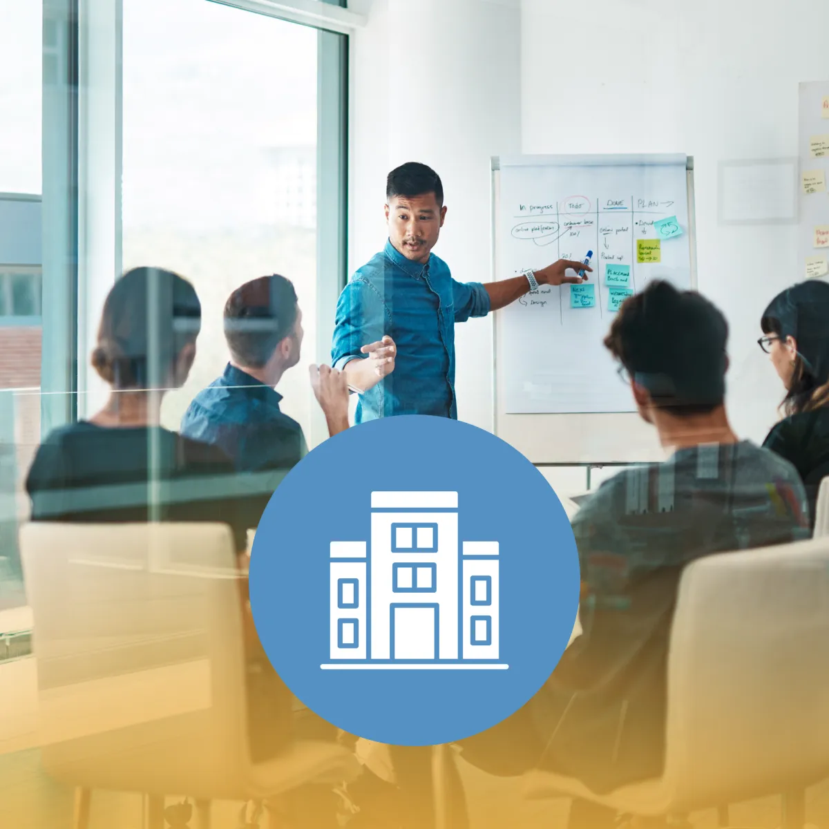 Apresentação corporativa com palestrante mostrando dados no quadro para equipe em sala de reunião