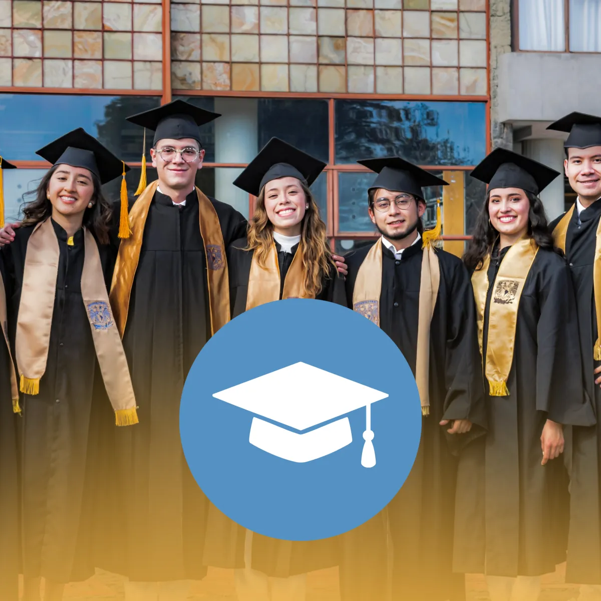 Estudantes universitários usando toga e capelo comemorando a graduação acadêmica