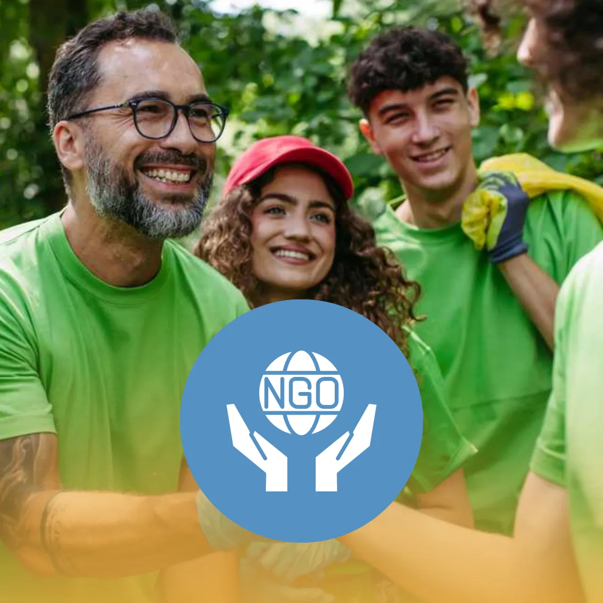 Equipe de voluntários sorridentes vestindo camiseta verde em ação comunitária