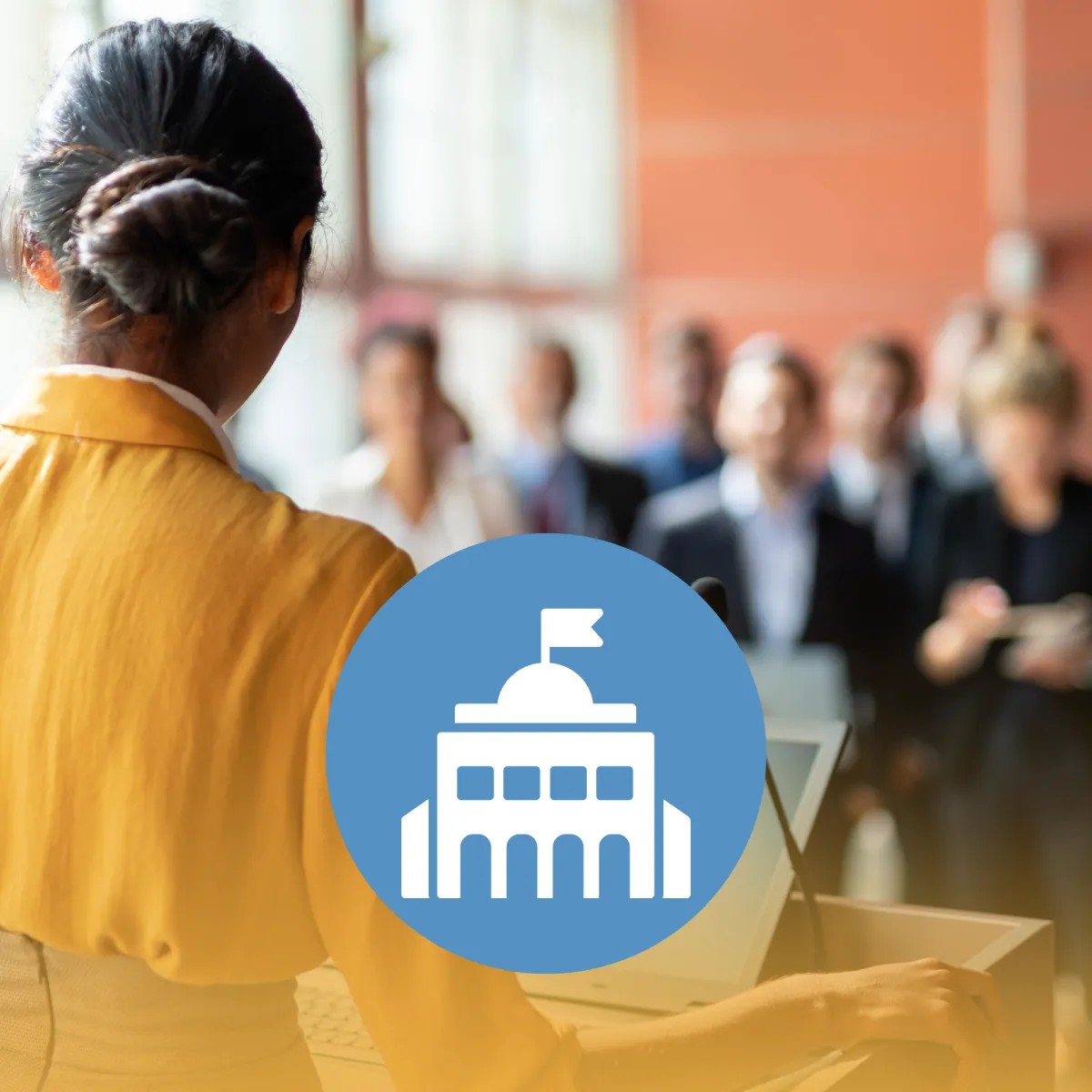 Mulher ao microfone apresentando palestra para plateia em evento corporativo e governamental