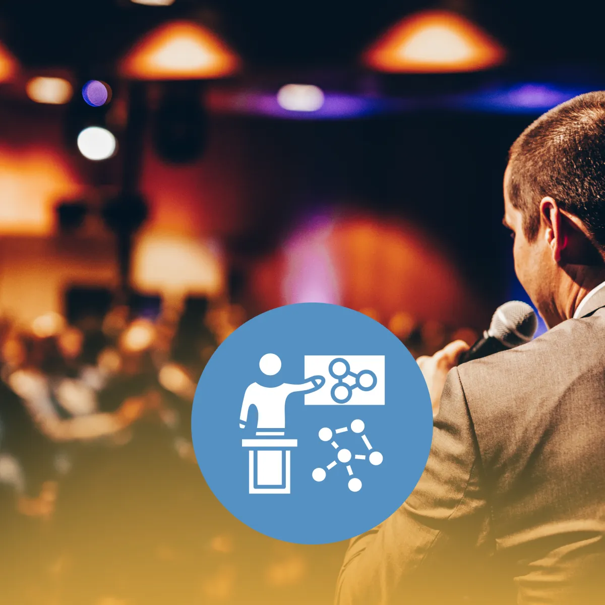 Palestrante no palco segurando microfone durante apresentação para grande público em evento