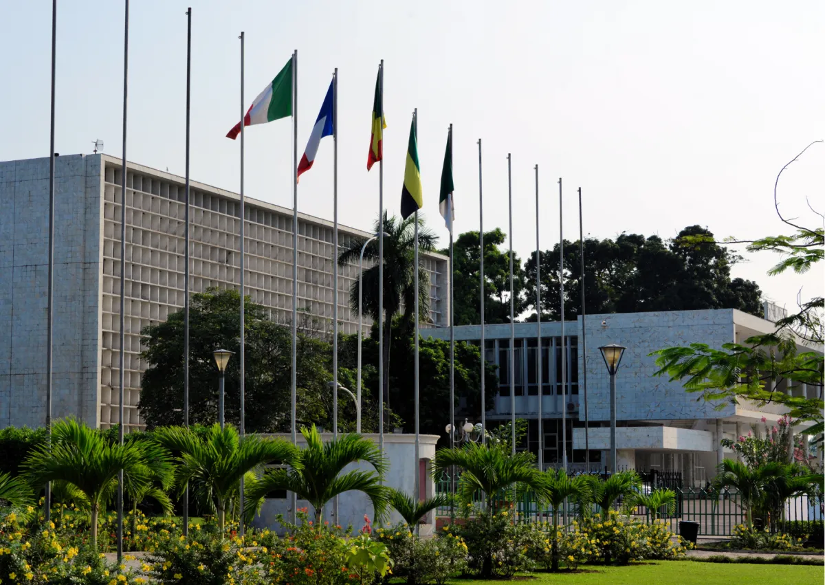 Fachada de prédio governamental e órgão público com bandeiras institucionais