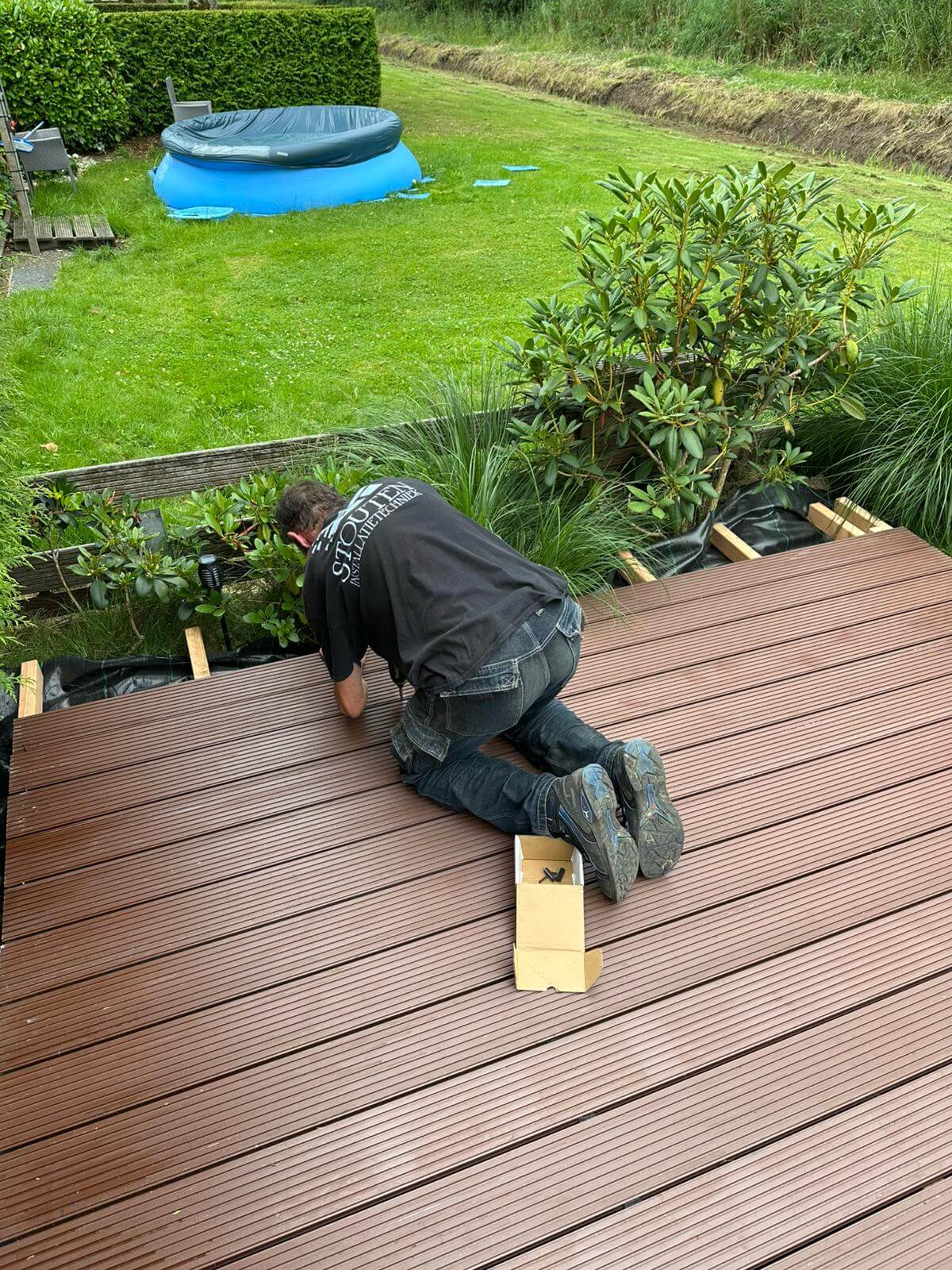 Christian van Stouten Installatietechniek aan het werk om een vlonder te plaatsen
