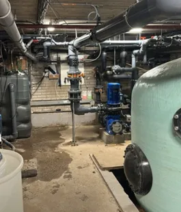 Aanpassing van de sturing en regeltechniek van de zwembadverwarming voor efficiëntere temperatuurregeling.