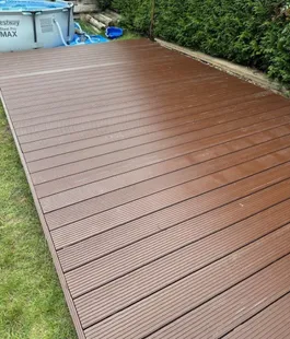 Nieuw aangelegde houten vlonder, vakkundig gerealiseerd door installatiebedrijf Stouten.