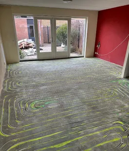 Verbouwing van een woning met nieuw aangelegde vloerverwarming en vernieuwde elektra- en loodgietersinstallaties.