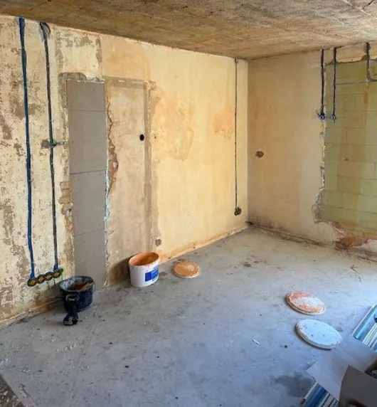 Renovatie van een oude rijksdienstwoning met nieuwe elektra-, data- en brandbeveiligingsinstallaties.