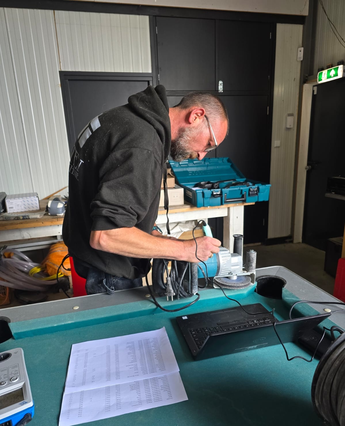 Christian van Stouten Installatietechniek aan het werk in zijn werkplaats.