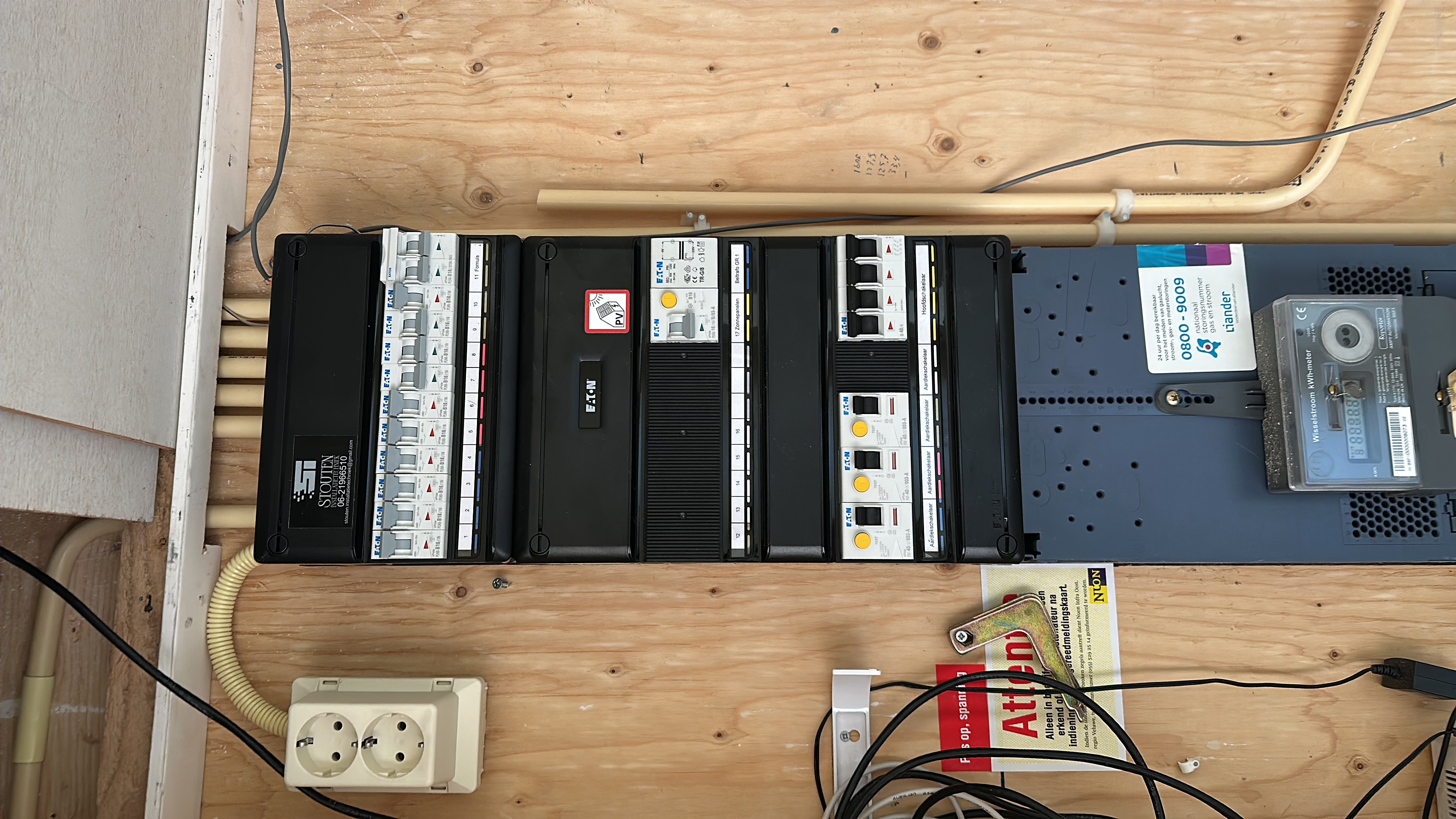 Mulder's op locatie om een storing van een stoplicht te verhelpen. Op de foto staat ook de bus van Mulder's Multi-Klus Service.