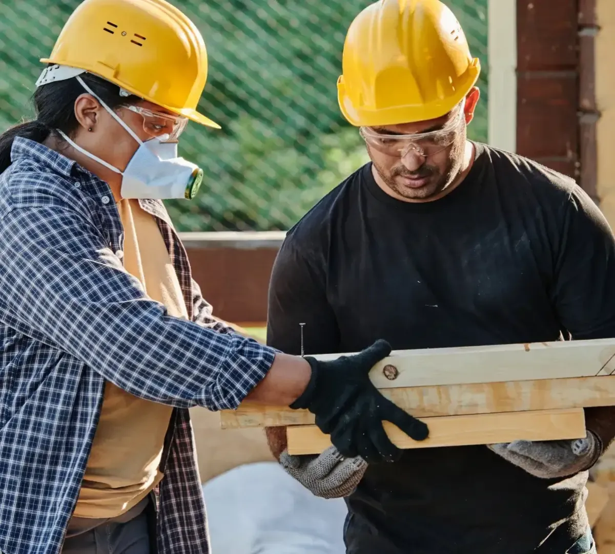 HD Construction wokers working together