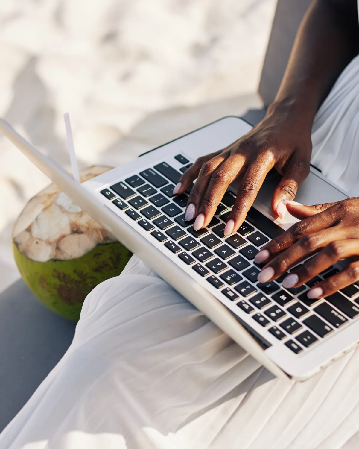 Person som jobbar i från stranden 