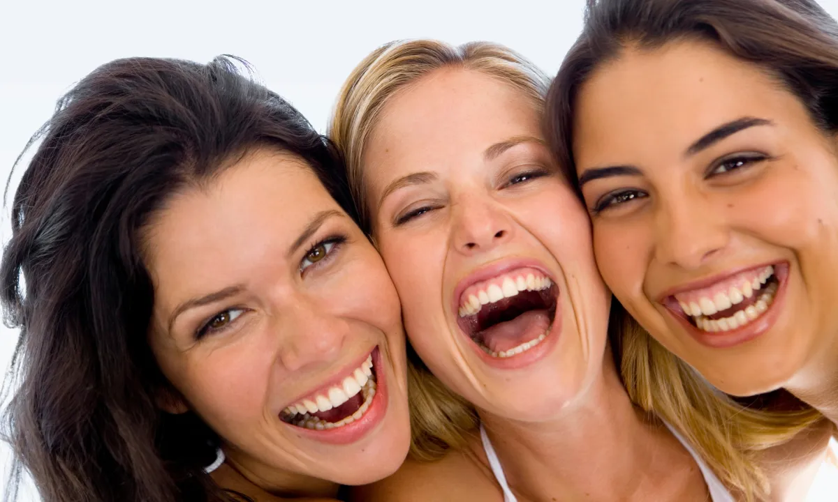 Kvinnor som skattar och är nöjda kunder 