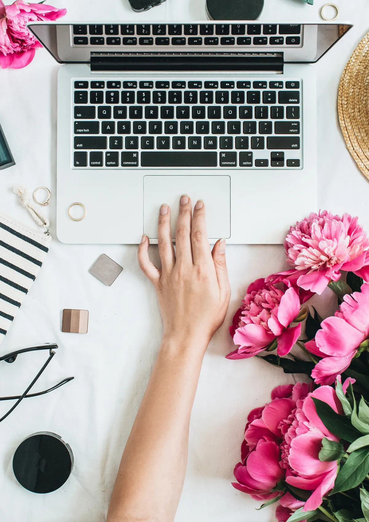 A woman signing up for the free skin professional course on her computer.