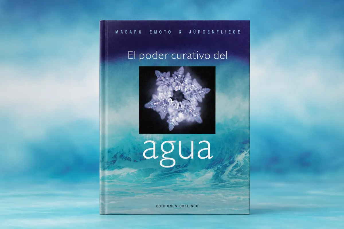 Vaso de agua cristalina en mesa de madera con luz suave y meditación