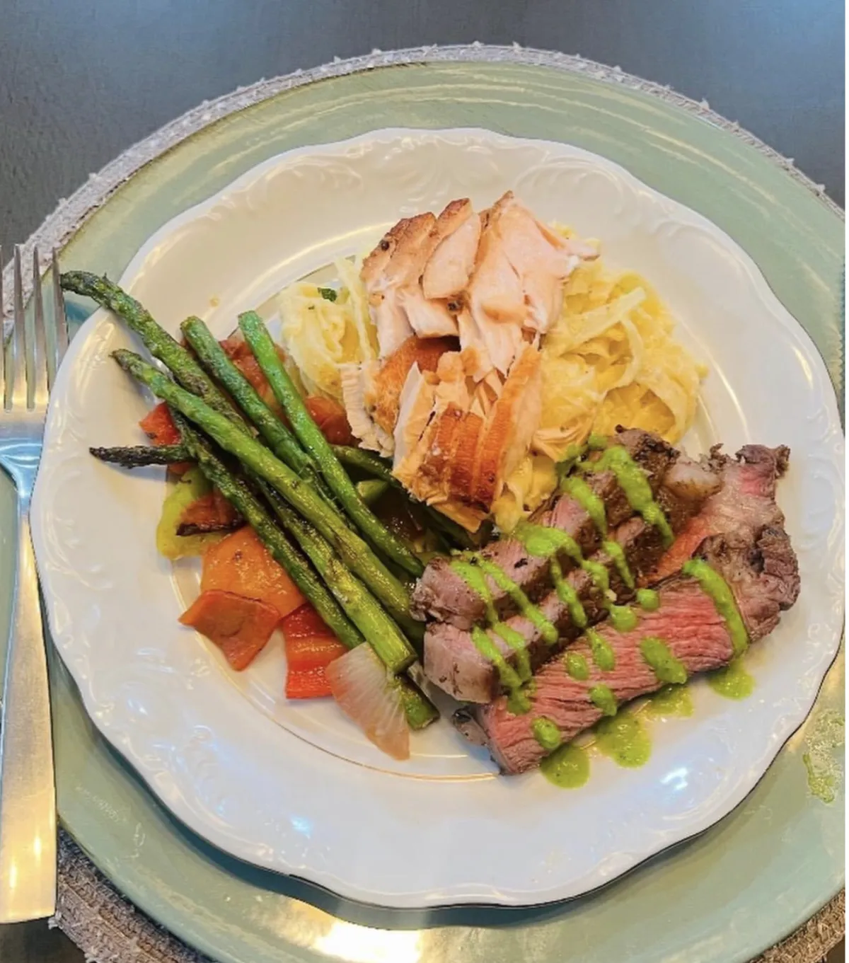 A close up of a bunch of blueberries