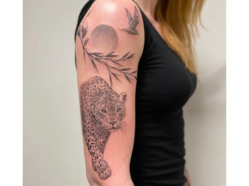 Gedetailleerd dierenportret tattoo in black & grey door Alex