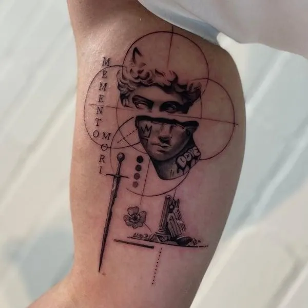 Close-up van een fijn gedetailleerde tattoo door Alex