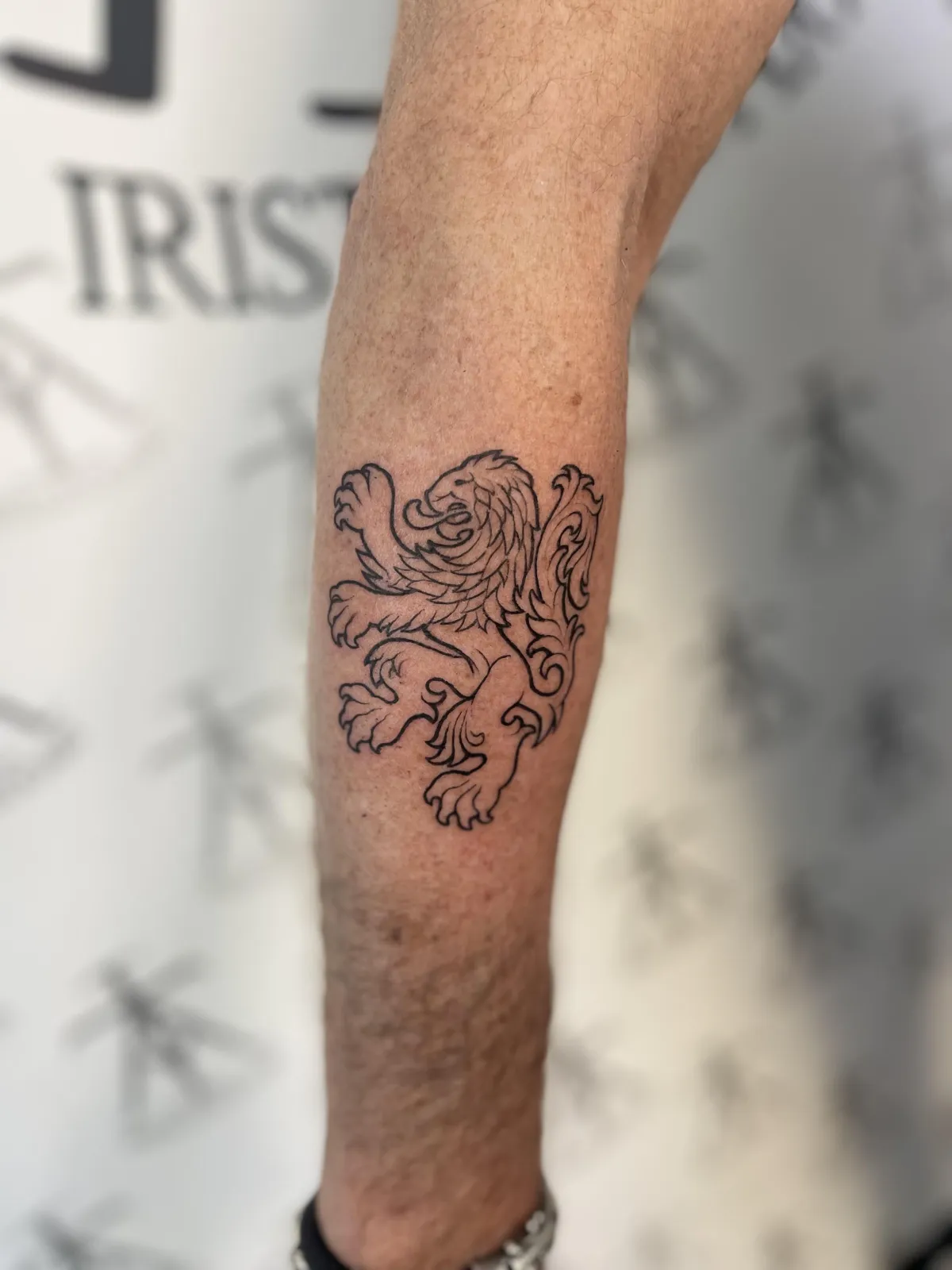 strakke lijn tattoo met door Alex