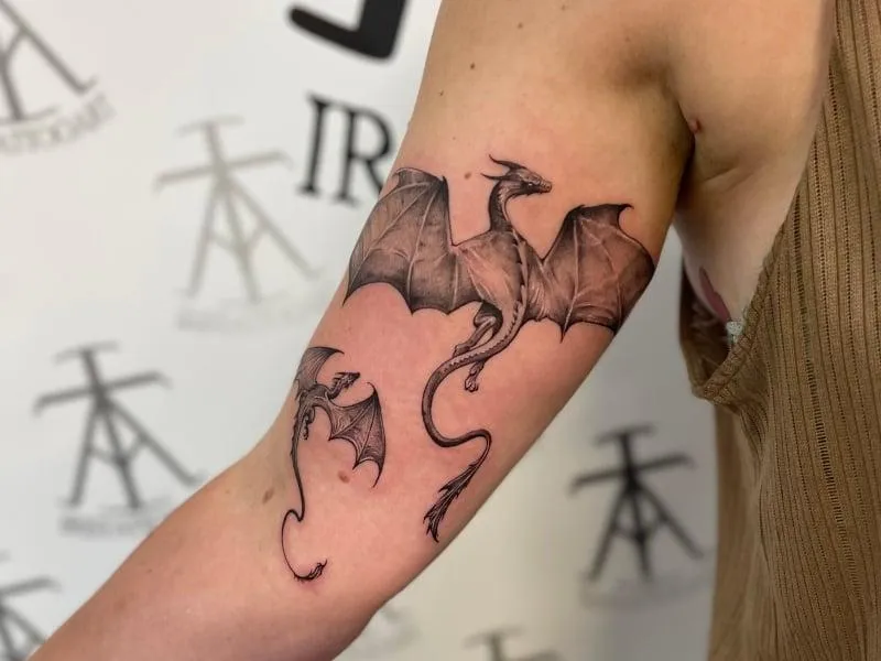 draak tattoo in black & grey door Alex