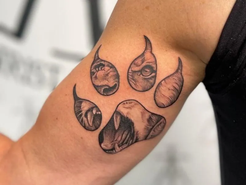 Close-up van een fijn gedetailleerde tattoo door Alex