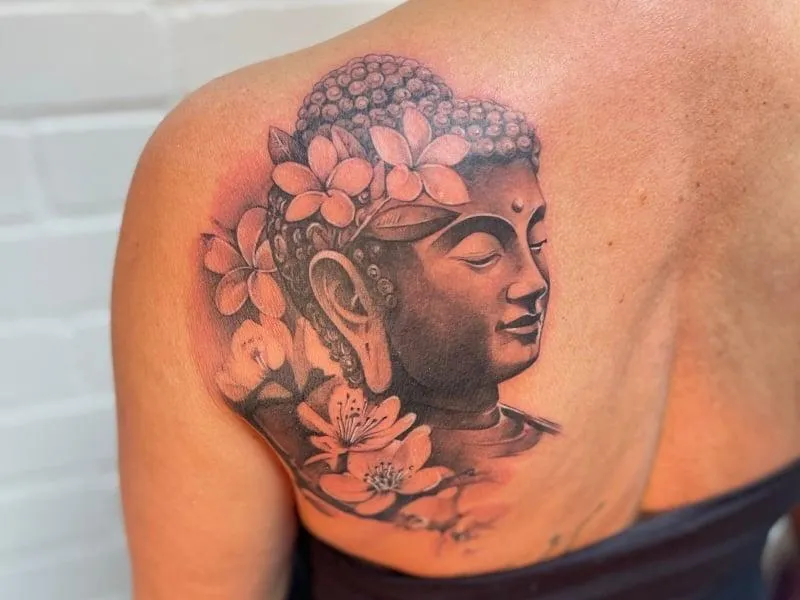 Black & grey realisme tattoo door Alex bij Iris Tattoo Art Deventer