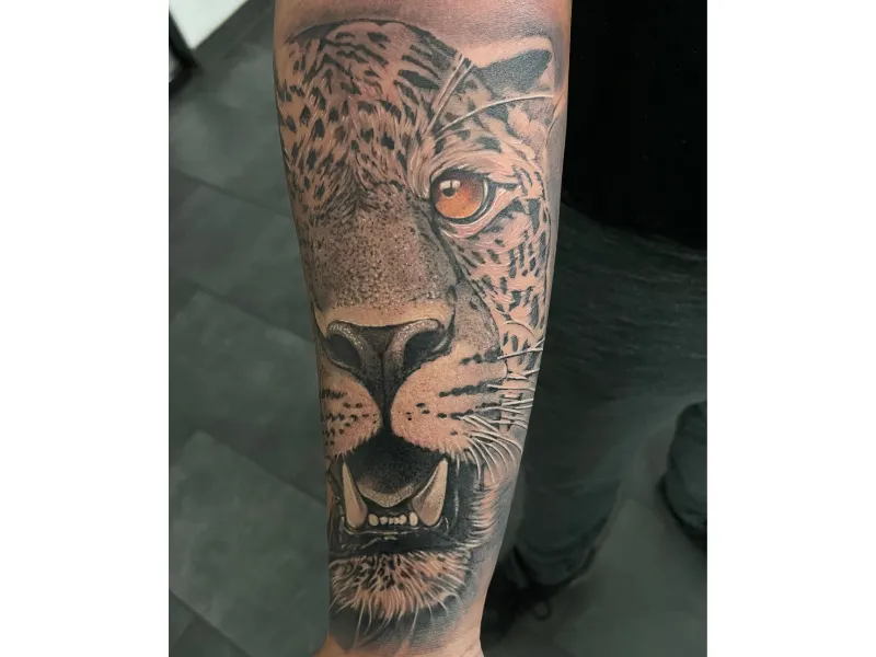 Gedetailleerd dierenportret tattoo in black & grey door Alex