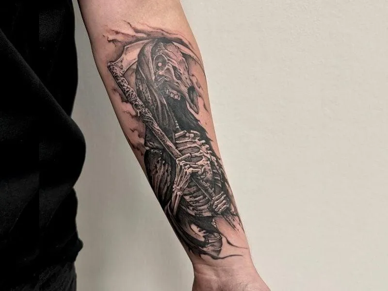 Black & grey realisme tattoo door Alex bij Iris Tattoo Art Deventer
