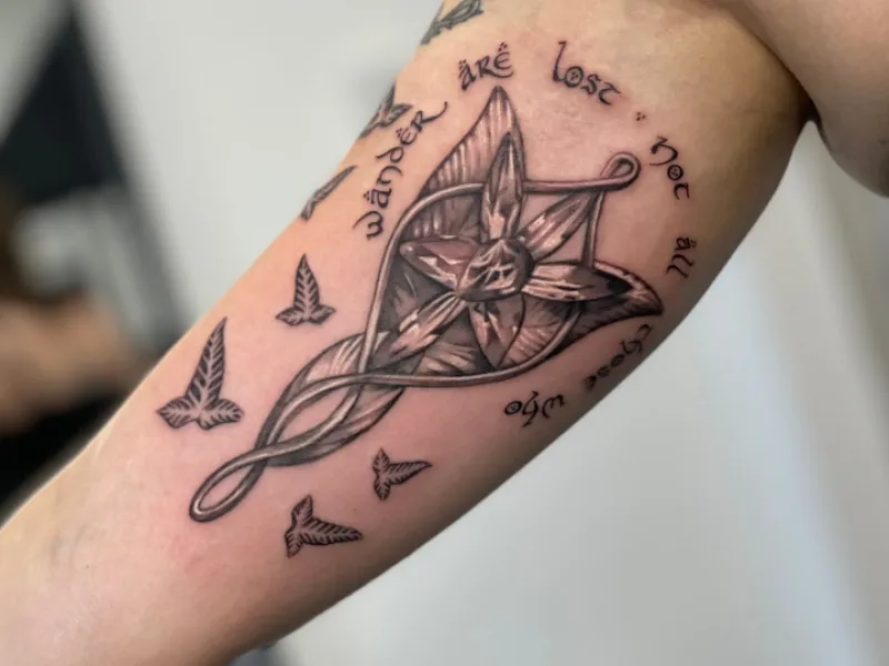 Black & grey realisme tattoo door Alex bij Iris Tattoo Art Deventer