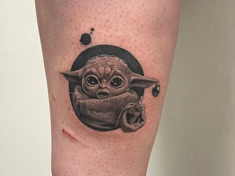 Black & grey tattoo door Alex bij Iris Tattoo Art Deventer